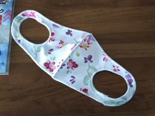 洗える立体クールマスクが机の上に置いてある