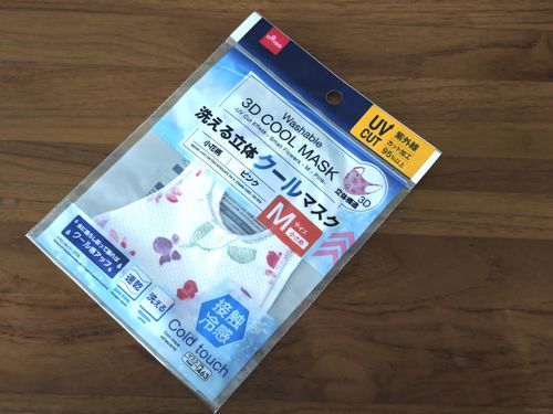 洗える立体クールマスクが机の上に置いてある