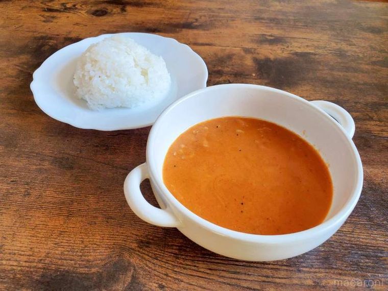 ライフライフプレミアム 北海道産生乳100の生クリームで仕立てたバターチキンカレーとごはんが並んでいる