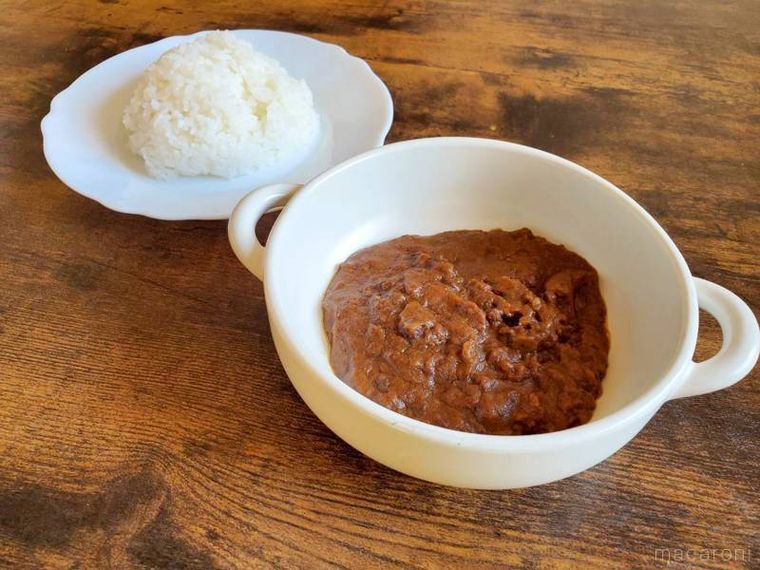 ライフライフプレミアム 牛100のあらびき肉をふんだんに使ったビーフキーマカレーとごはんが並んでいる