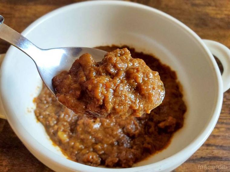 ライフライフプレミアム 牛100のあらびき肉をふんだんに使ったビーフキーマカレーをスプーンで箸上げしている様子