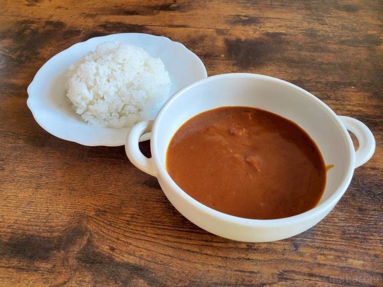 ライフライフプレミアム お肉がたっぷり入った欧風ビーフカレーとごはんが並んでいる