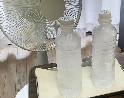 ペットボトルを扇風機の前に置く
