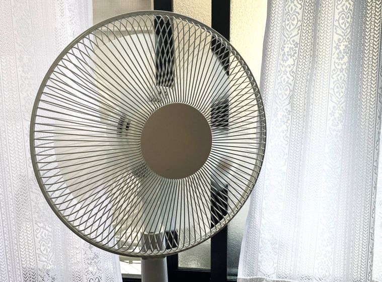 窓のそばに置いた扇風機