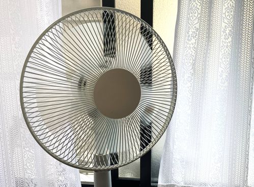 窓のそばに置いた扇風機
