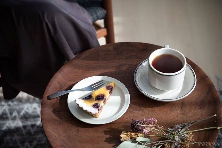 テーブルの上に置かれた紅茶とケーキ