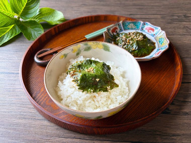 茶碗に盛られたごはんにのせた大葉ナムル