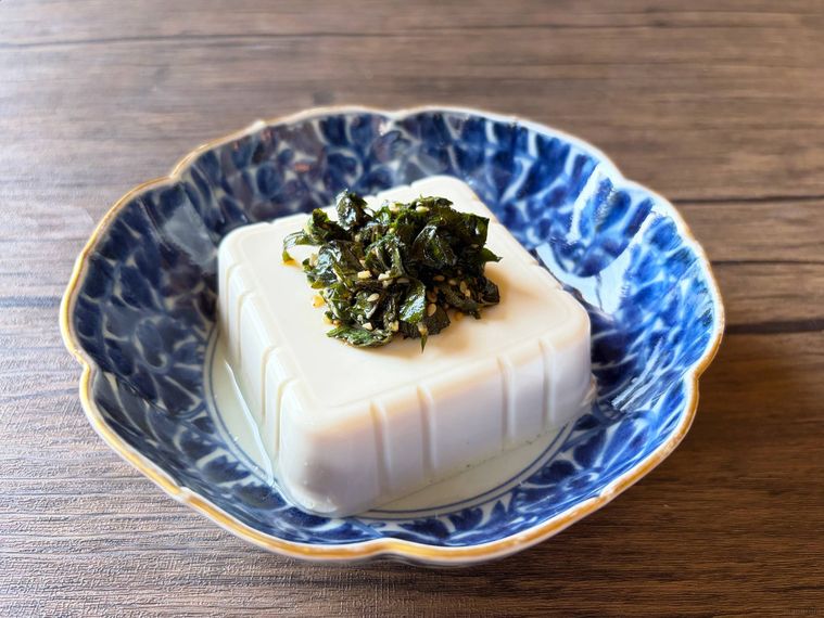 和皿に盛られた大葉ナムルをトッピングした冷奴