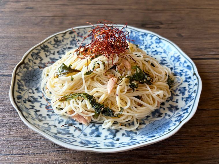 和皿に盛られた大葉ナムルとツナの和えそうめん