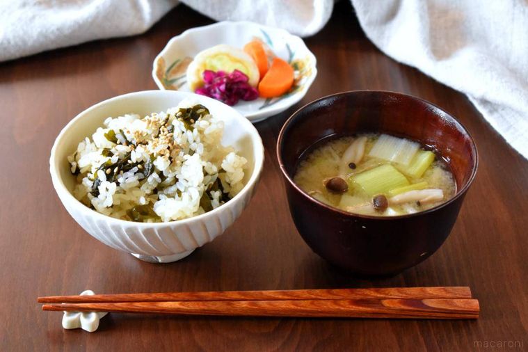 テーブルに並べたわかめごはん、みそ汁、漬物