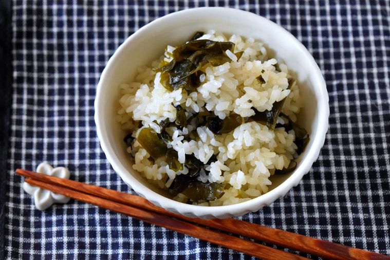茶碗に盛ったわかめごはん、箸