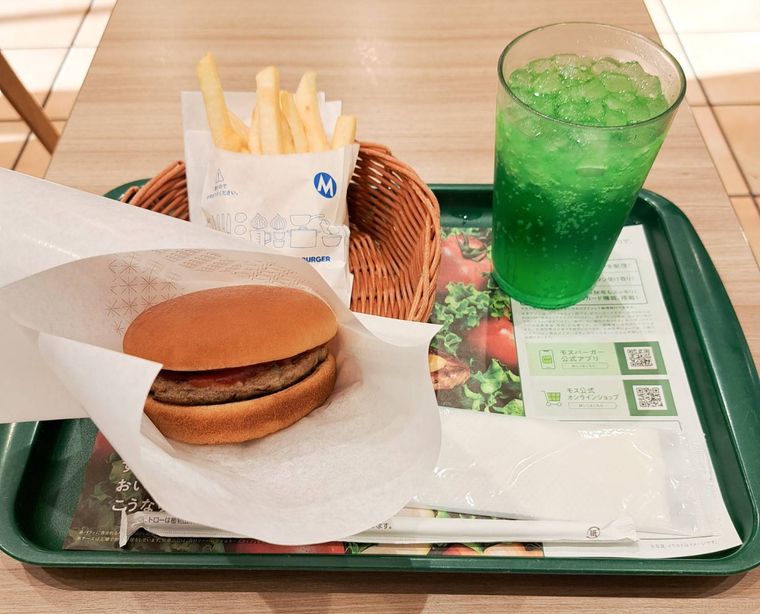 モスバーガーのハンバーガーセットが緑のトレーに置かれた様子
