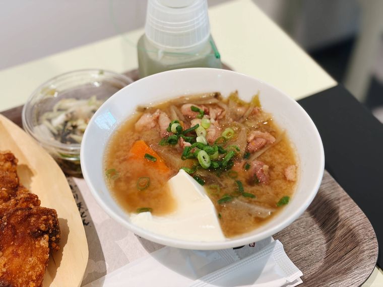 白い器に入ったごろごろ野菜のおにどん豚汁