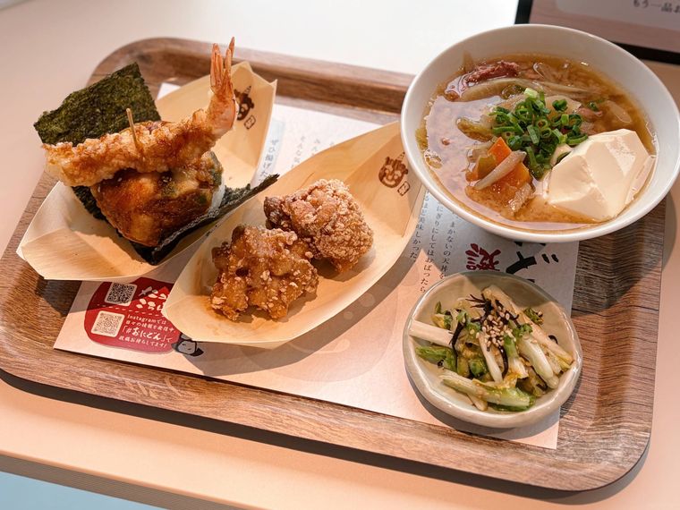 おにどんスペシャル海老天、唐揚げ、豚汁、自家製白菜漬け