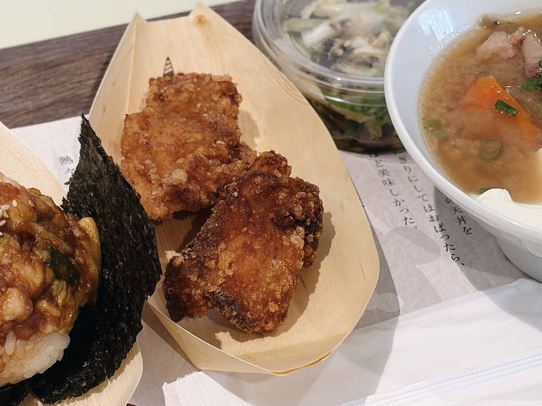 木の器に入ったどんタレからあげ
