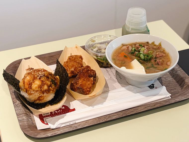お盆にのった元祖おにどん、唐揚げ、豚汁、自家製白菜漬け、お茶