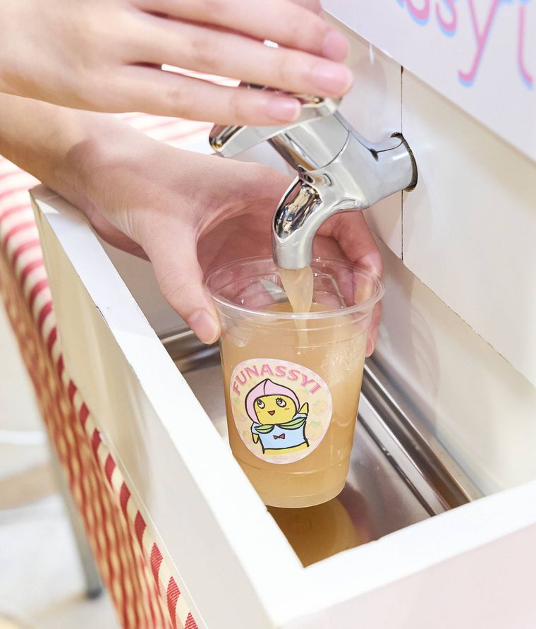 ジューススタンドでジュースをカップに入れているところ