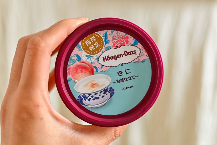 アイスのパッケージを持っているところ