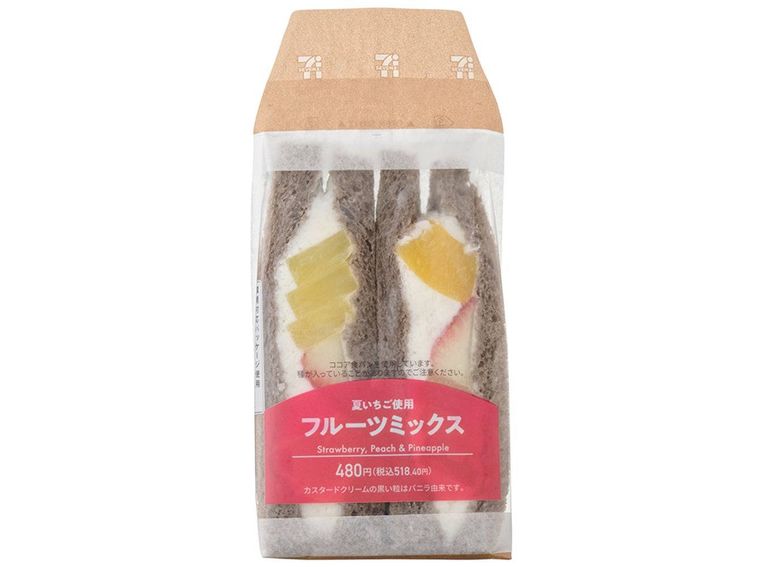 パッケージに入っているフルーツミックスサンド