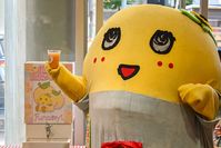 桃好きのふなっしーも大興奮初のコラボ企画おかやま白桃フェアが新橋のアンテナショップで開催