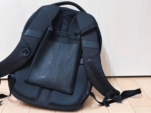 保冷剤をセットした黒いリュック
