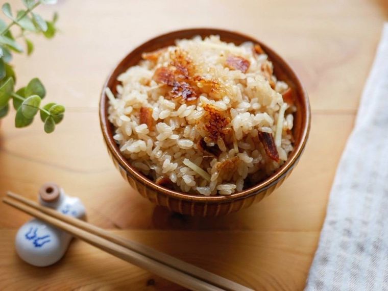 茶色いご飯茶碗に盛ったあたりめ炊き込みご飯