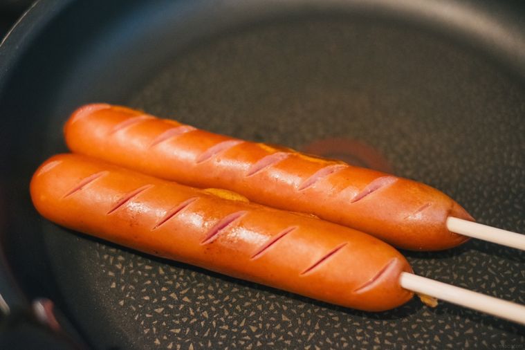 フライパンでフランクフルトを焼いている