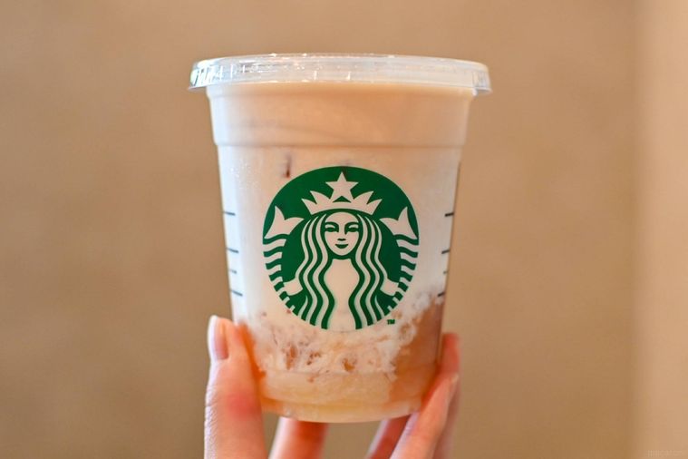 ドリンクを持っているところ
