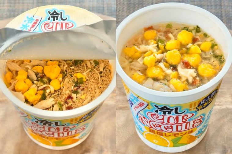 木のカッティングボードにのった冷しカップヌードル鶏塩レモン味のフタを開けて冷水を注ぐ様子