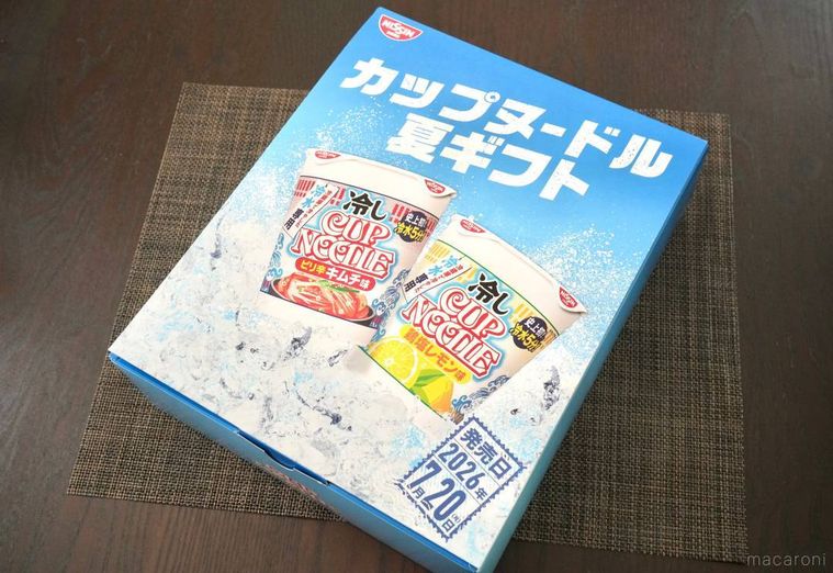 日清食品の冷しカップヌードルピリ辛キムチ味と鶏塩レモン味入りの水色のギフトボックス