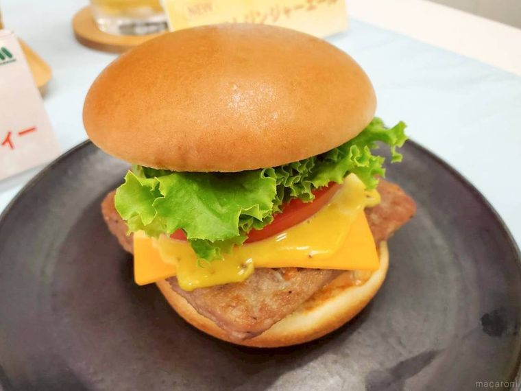 黒いお皿にのったモスバーガーブラックアンガスバーガー
