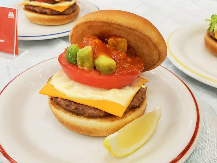 白いお皿にのったモスバーガーアボカド タコスバーガー