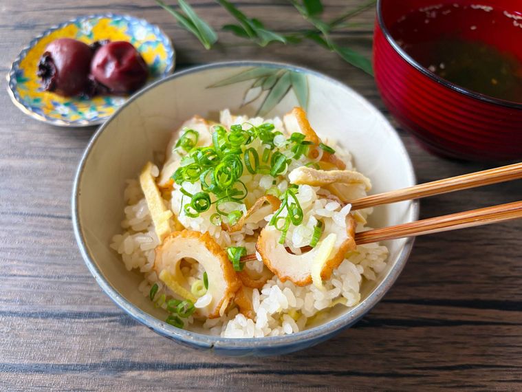 茶碗に盛られたちくわの炊き込みご飯を箸上げする様子