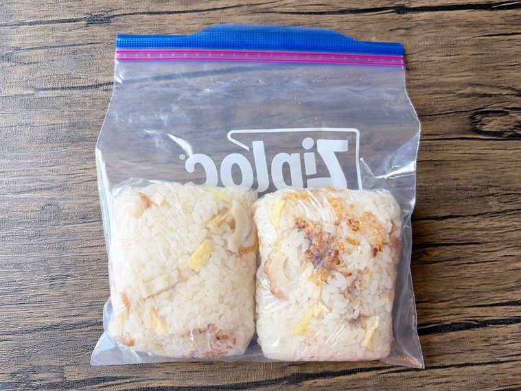 ラップで包んでフリーザーバッグに入れたちくわの炊き込みご飯