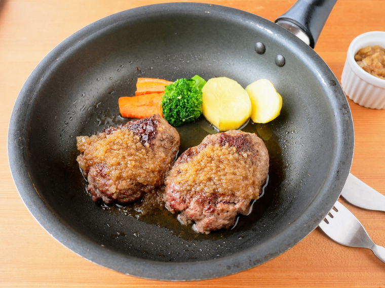 フライパンに入ったさわやか風ハンバーグ