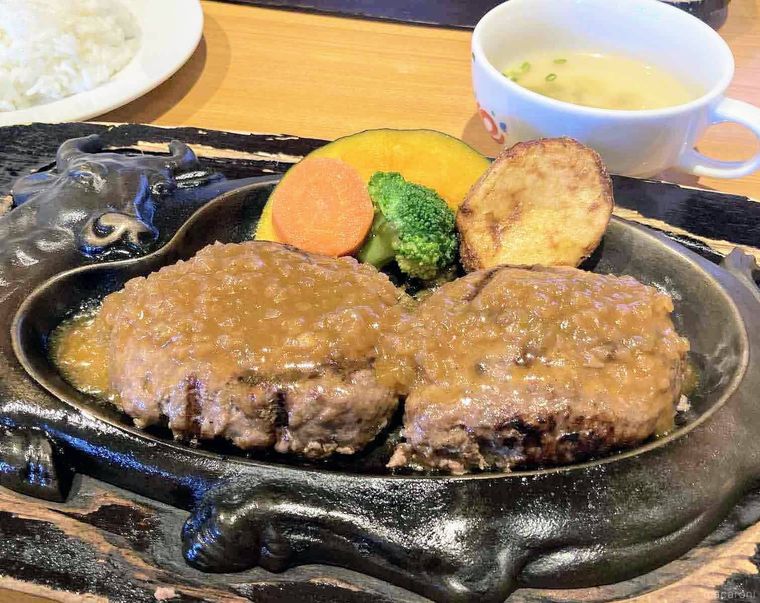 鉄板に盛られたさわやかのハンバーグ