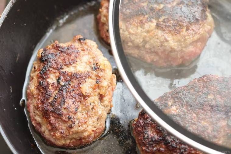 フライパンでハンバーグを焼いているところ