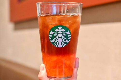 ドリンクを持っているところ