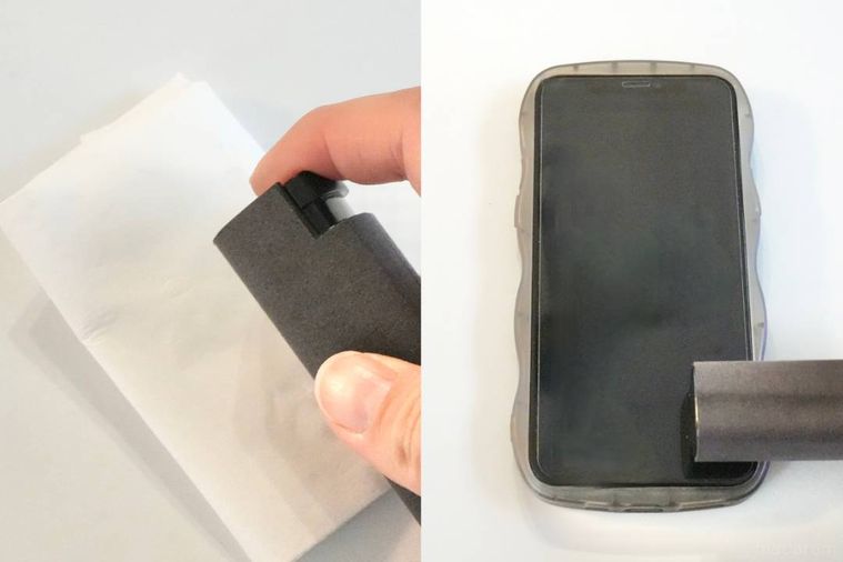ティッシュにクリーナーをかける様子とスマートフォンのスクリーンを拭く様子