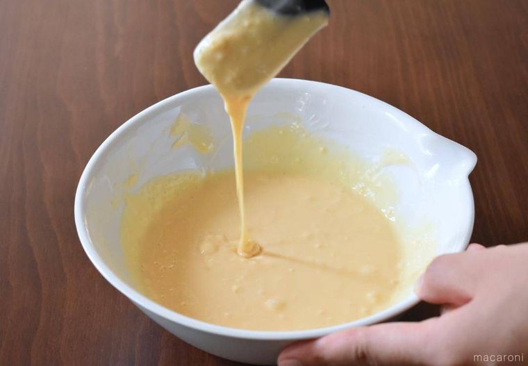 ボウルに入れてヘラですくったホットケーキの生地
