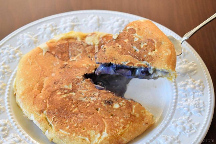 中にソースが入っているホットケーキ
