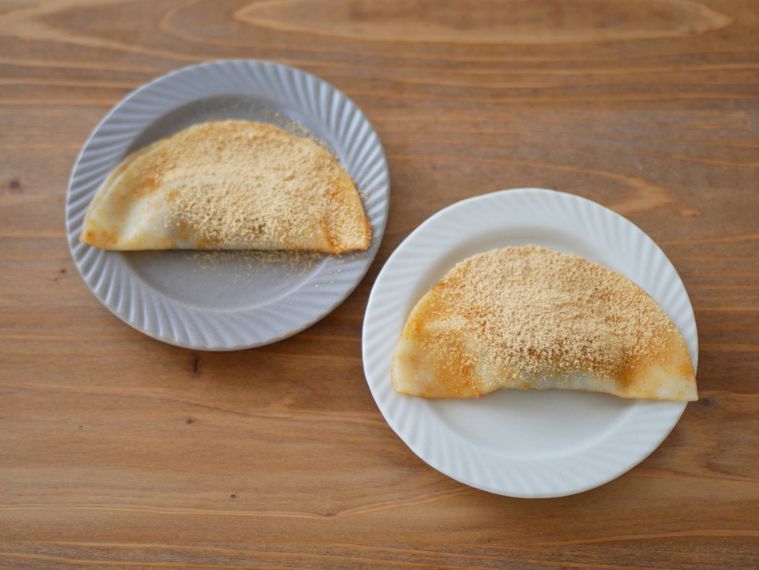 餃子の皮の生八ツ橋風が小皿に盛られている