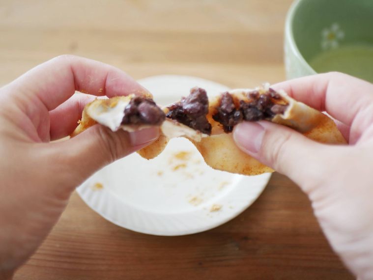 餃子の皮の生八ツ橋風を手に持って食べる様子
