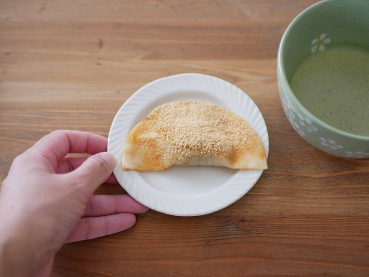 餃子の皮で作った生八ツ橋風が白い小皿に盛られている