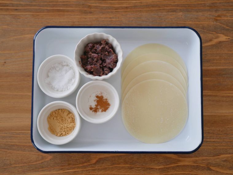 白い琺瑯バットの上に餃子の皮で作る生八ツ橋風の材料が並んでいる