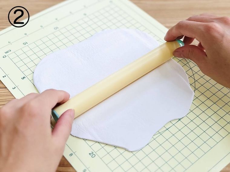 粘土をのし棒で伸ばしている様子