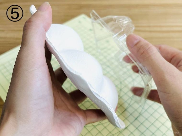 粘土から卵パックを外している様子