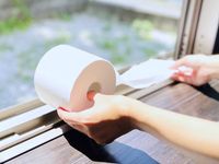 窓のサッシが秒できれいにトイレットペーパーを使う方法に感激気持ちがいい
