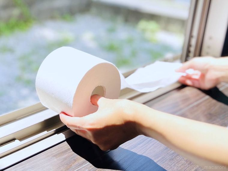 窓のサッシにトイレットペーパーを敷いている様子