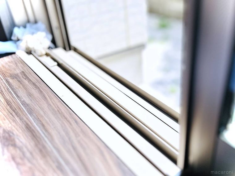 窓サッシの掃除が終わった様子